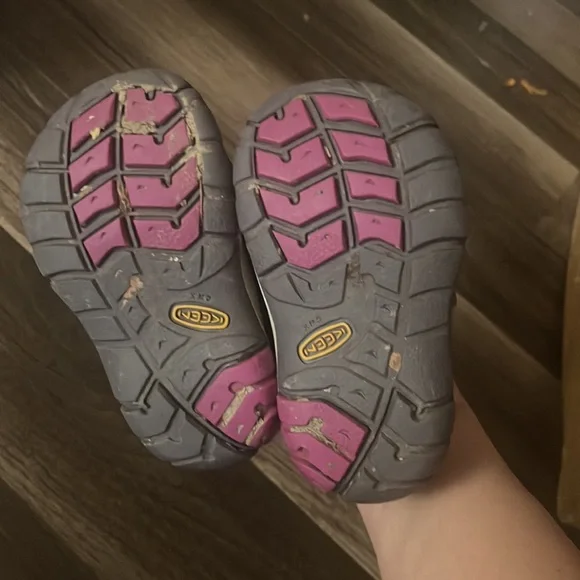 Keens toddler shoe size 5 - Picture 3 of 3